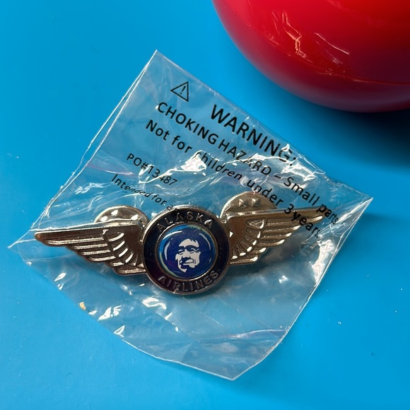 🖤ALASKA AIRLINES lapel pin - Picture 6 of 8